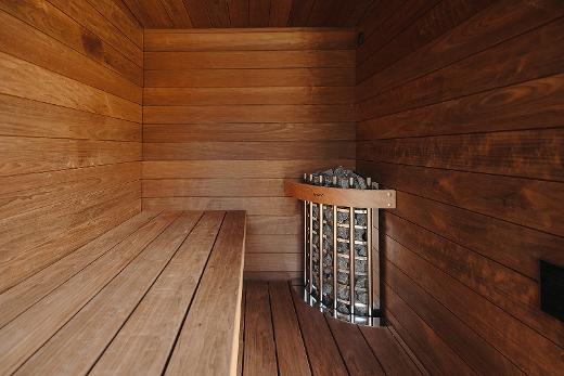 Sauna spaziosa per quattro persone nonostante le sue dimensioni | Kirami FinVision® -sauna S